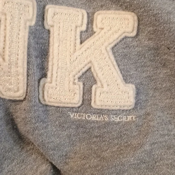 CLASSIC VINTAGE PINK VICTORIA'S SECRET SIZE MEDIUM CAPRI GRAY SWEATPANTS 💕 - Picture 3 of 8